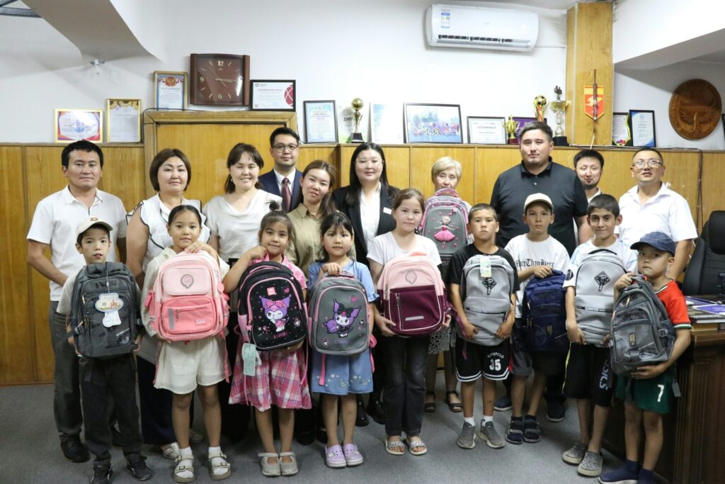 Вручение школьных принадлежностей детям членов КОС и КОГ