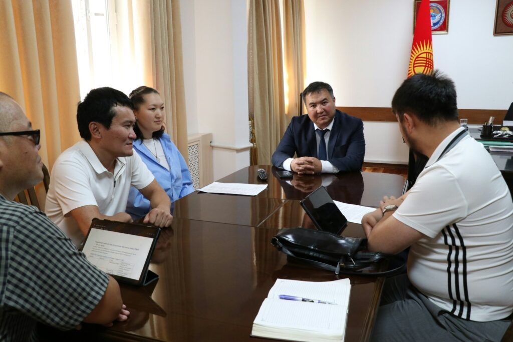 Встреча в Министерстве просвещения КР по вопросам подготовки сурдопереводчиков