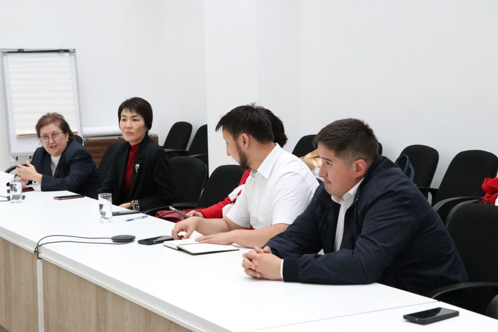 Обсуждение программы бесплатных услуг сурдоперевода в офисе ПРООН